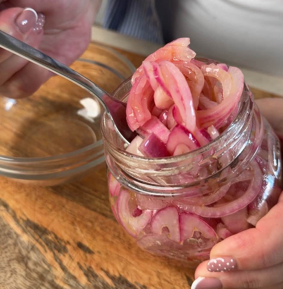 frise con cipolle marinate