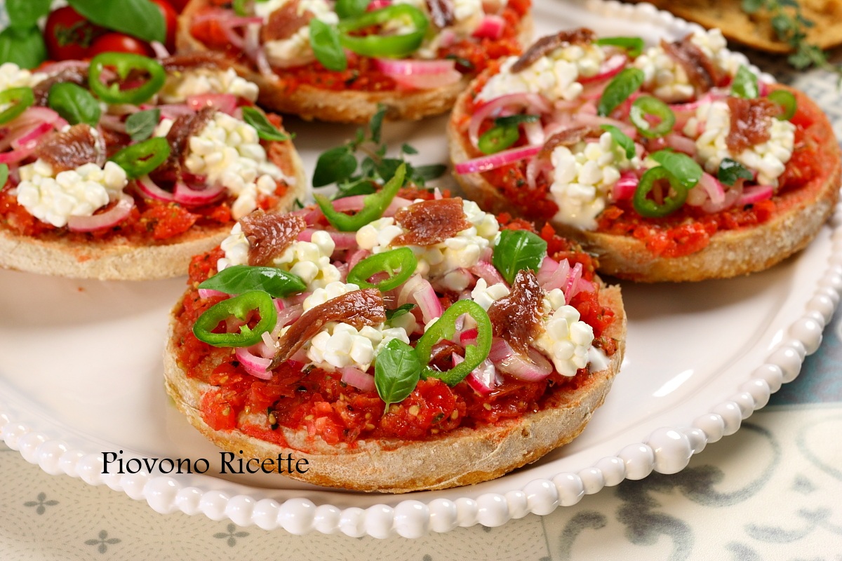 frise con cipolle marinate