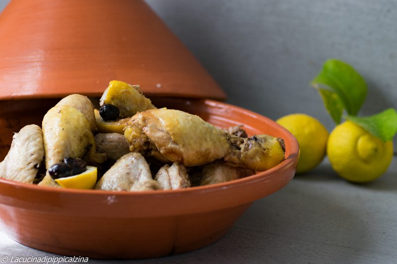 Tajine di pollo al limone e olive nere