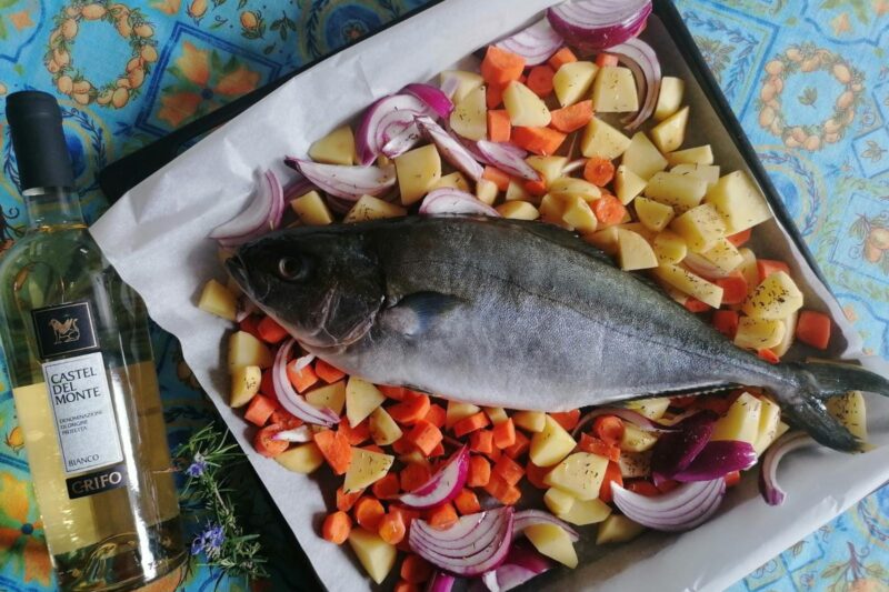 Ricciola al forno con contorno colorato