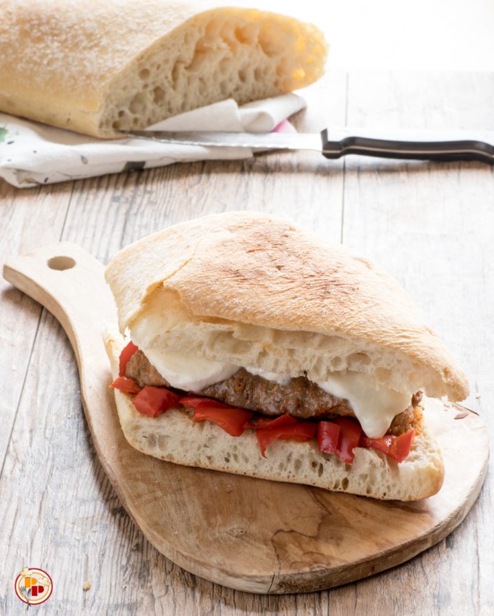 Panino Con Salsiccia, Peperoni E Mozzarella - Ricetta Facile