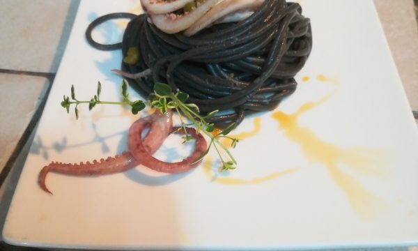 Spaghetti al nero di seppia con calamari e piselli