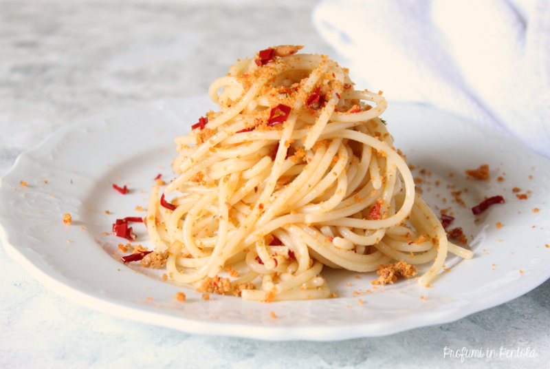 spaghetti aglio olio e peperoncino con pangrattato aromatico