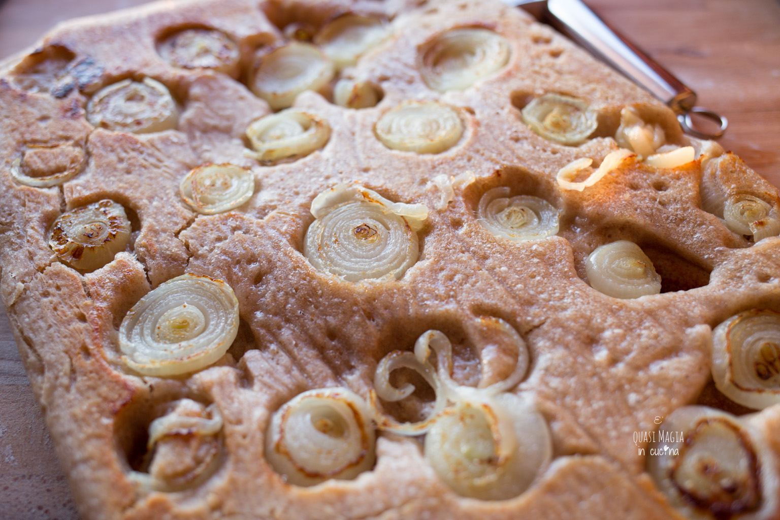 Focaccia rovesciata alle cipolle con impasto semi integrale