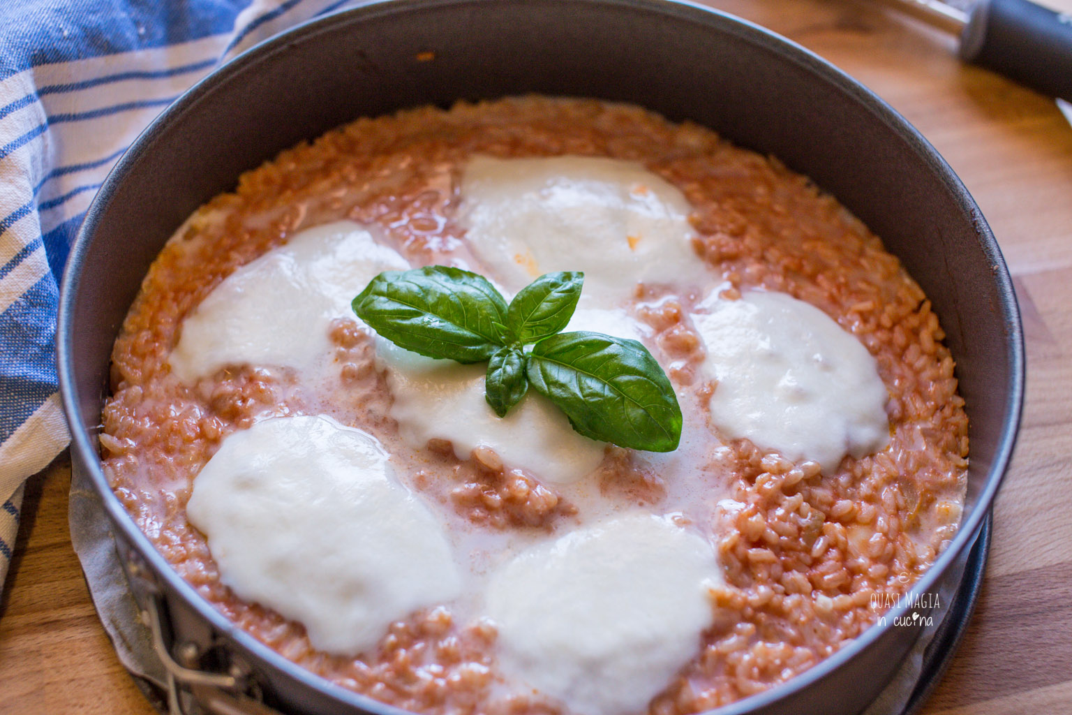 PIZZA DI RISO CON POMODORO E MOZZARELLA