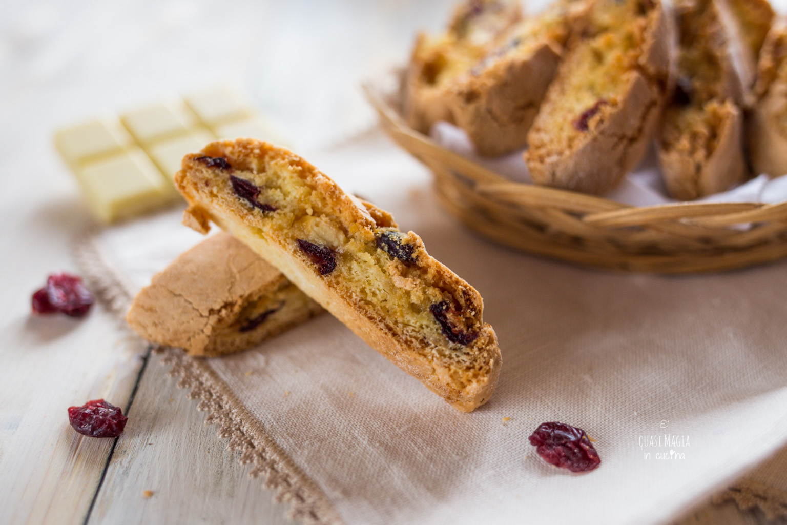 Cantucci al cioccolato bianco e mirtilli - E' Quasi Magia ...