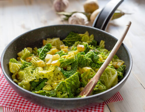 Verza e patate in padella, contorno veloce