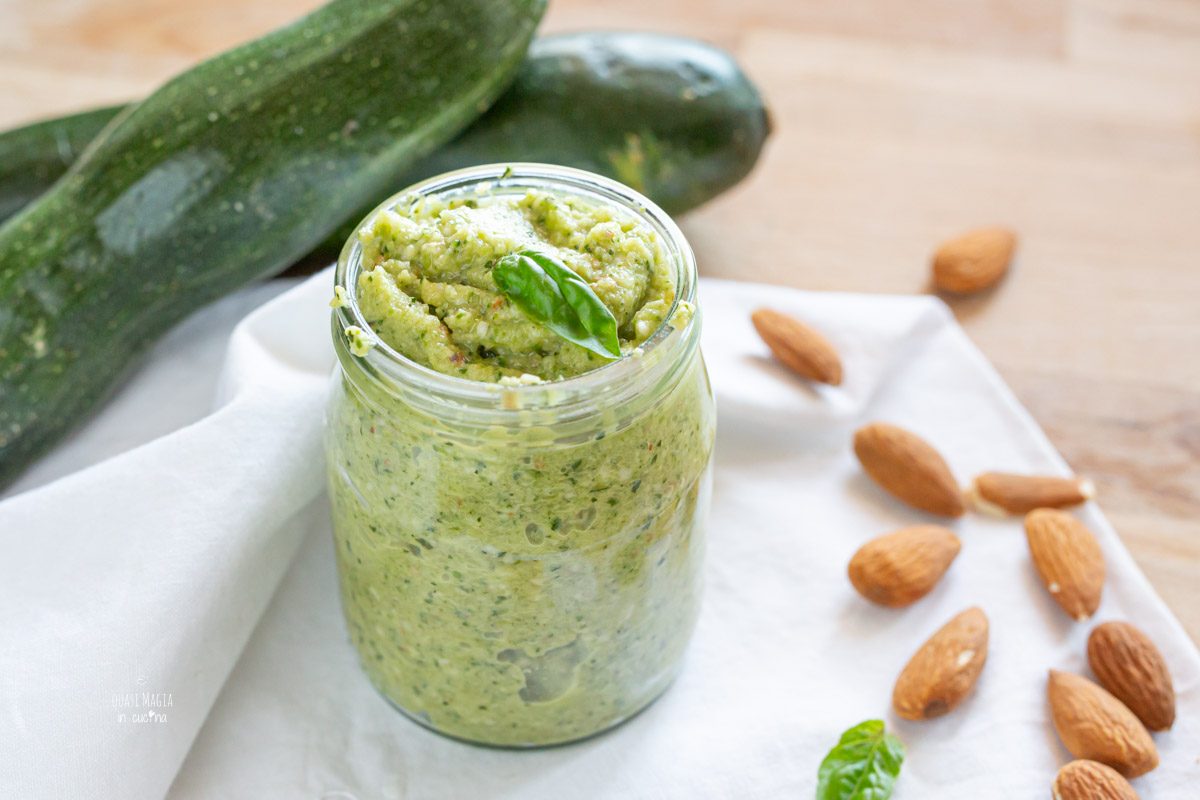 Pesto di zucchine e mandorle con basilico