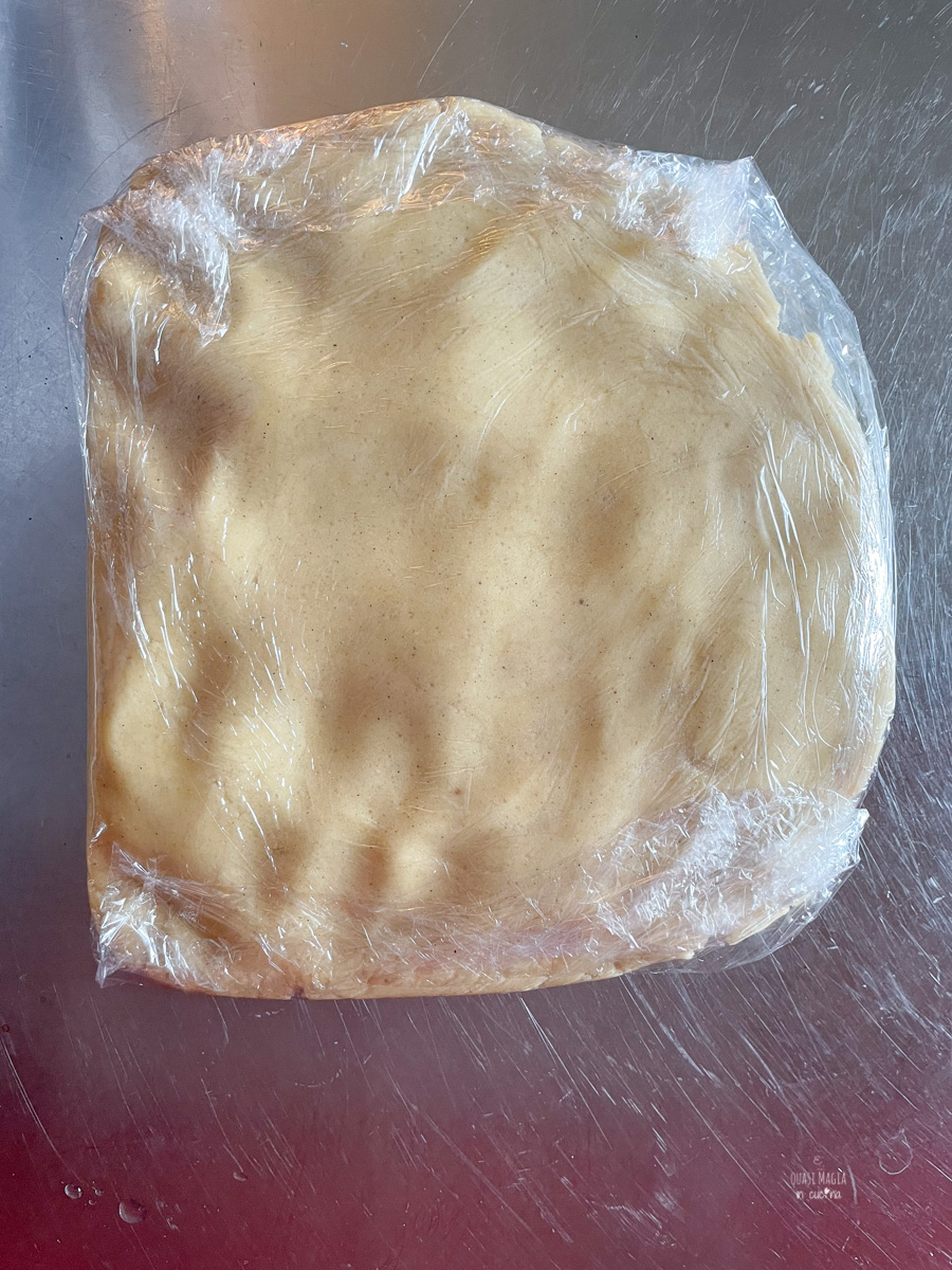 pasta frolla pronta per il riposo in frigorifero