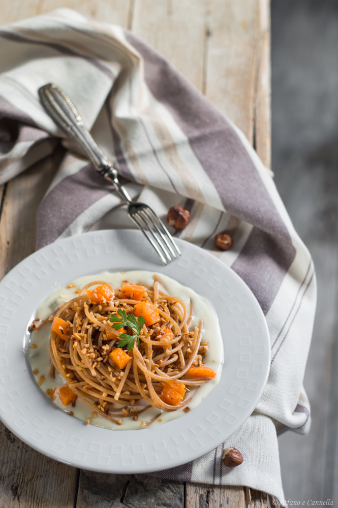 spaghetti integrali con zucca e nocciole su crema di gorgonzola