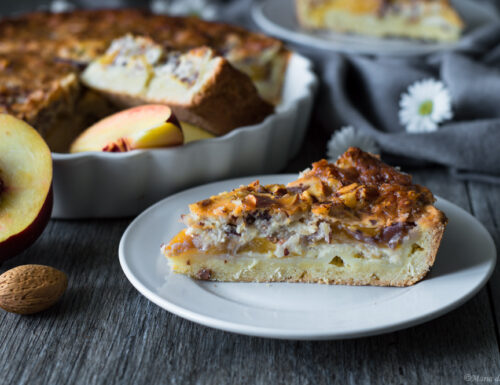 Crostata con pesche e mandorle