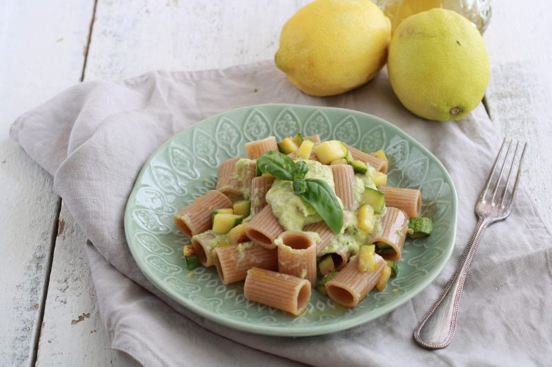 Mezze maniche con crema di zucchine e limone