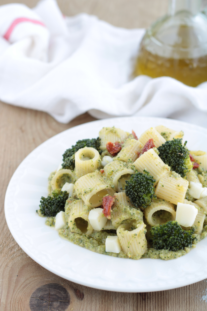 Pasta ai broccoli e scamorza: cremosissima e gustosa. Un primo piatto buonissimo