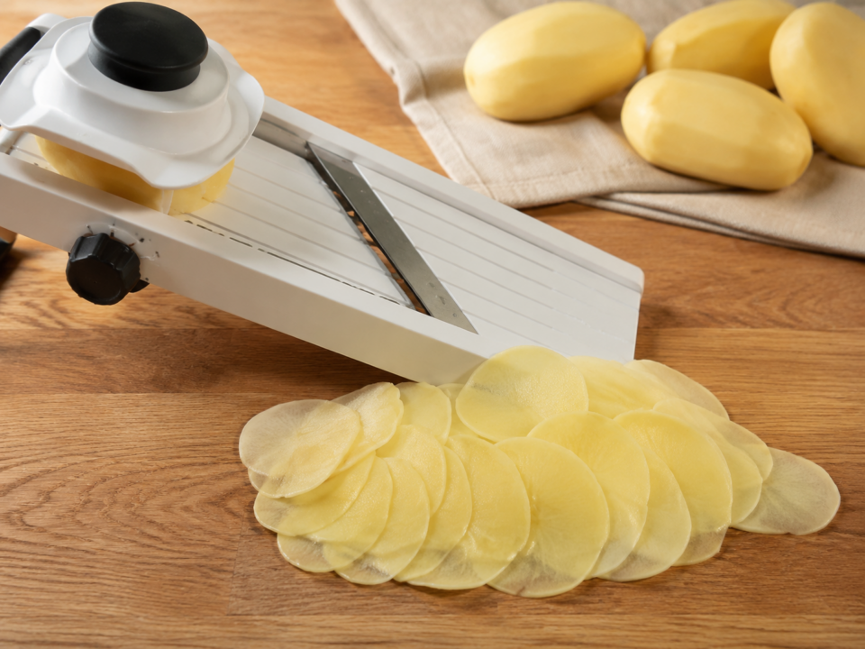 Patate tagliate con mandolina