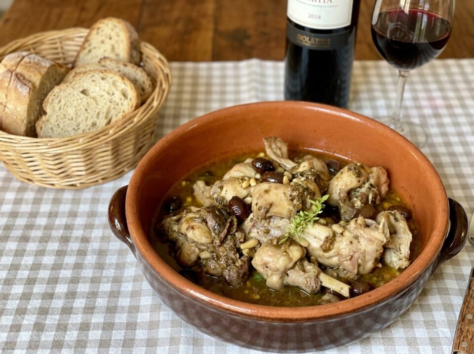 Coniglio alla ligure morbido e saporito: la ricetta della tradizione 🌿