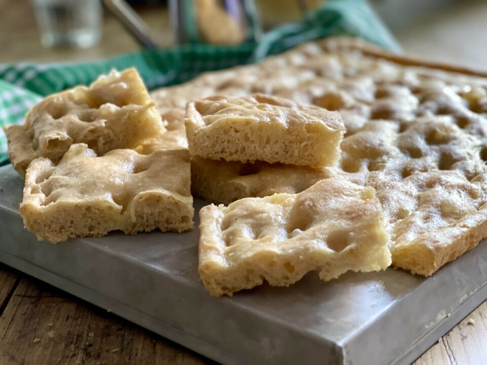 Focaccia genovese o fügassa fatta in casa