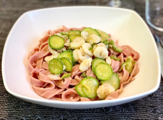 Tagliatelle di rapa rossa con gamberi e zucchine