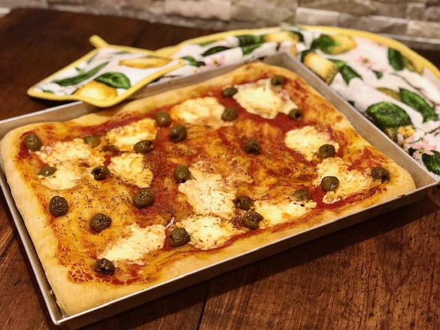 Pizza con stracchino e olive