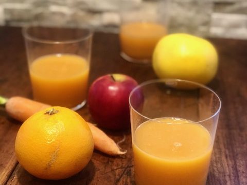 Estratto di pompelmo, arancia, mela e carota (aprile)