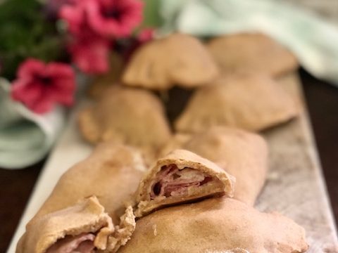 Panzerotti al forno con prosciutto e mozzarella