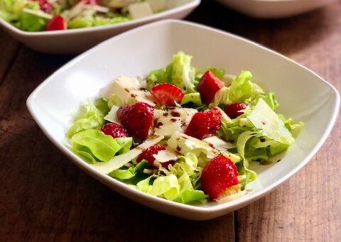 Insalata con le fragole all'aceto balsamico