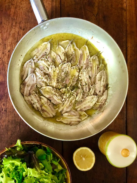 Acciughe in padella con origano e limone