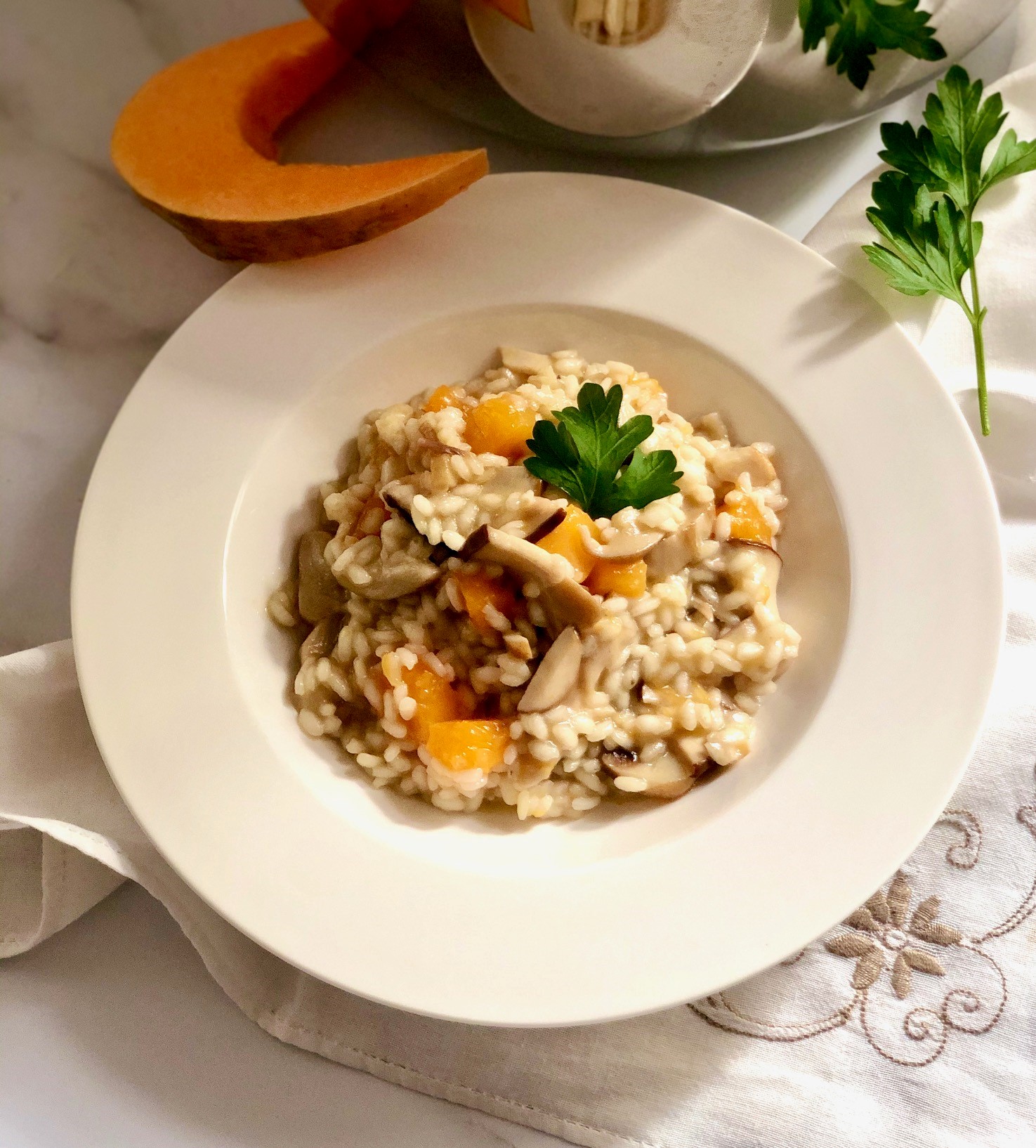 Il risotto con funghi e zucca è un primo piatto autunnale gustoso.
