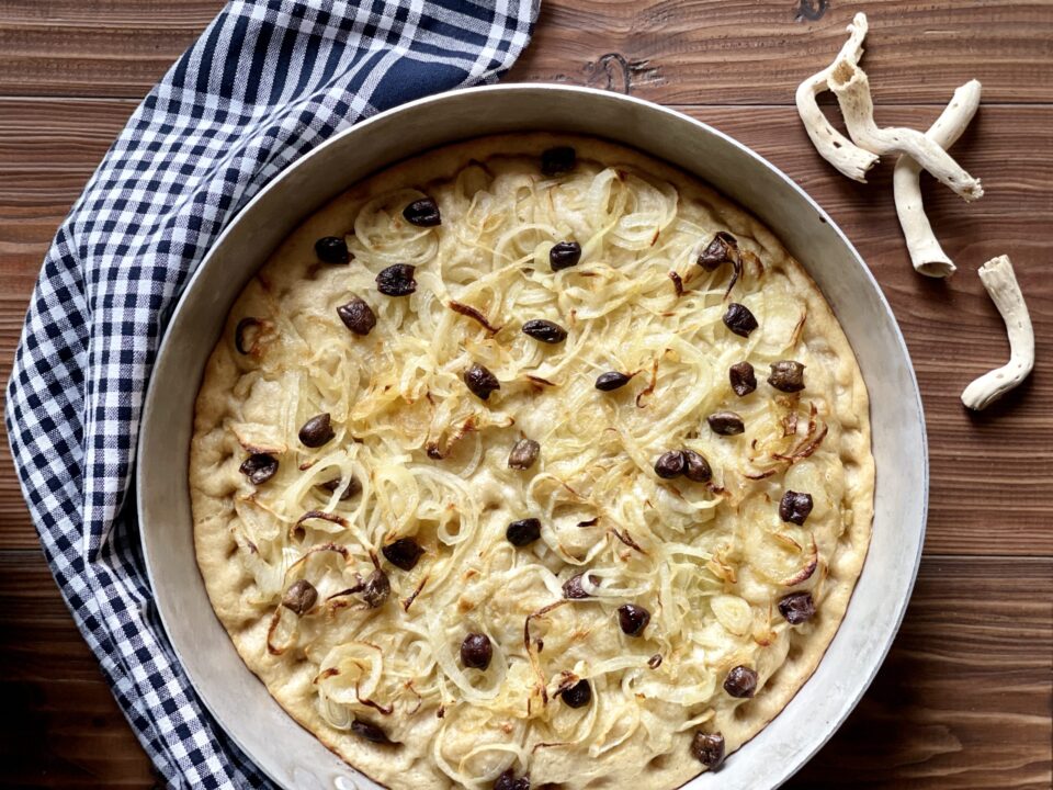 Focaccia con cipolle e olive nere