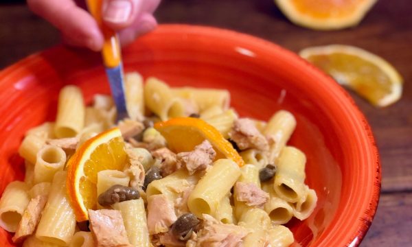 Pasta con sugo di tonno, arancia e capperi