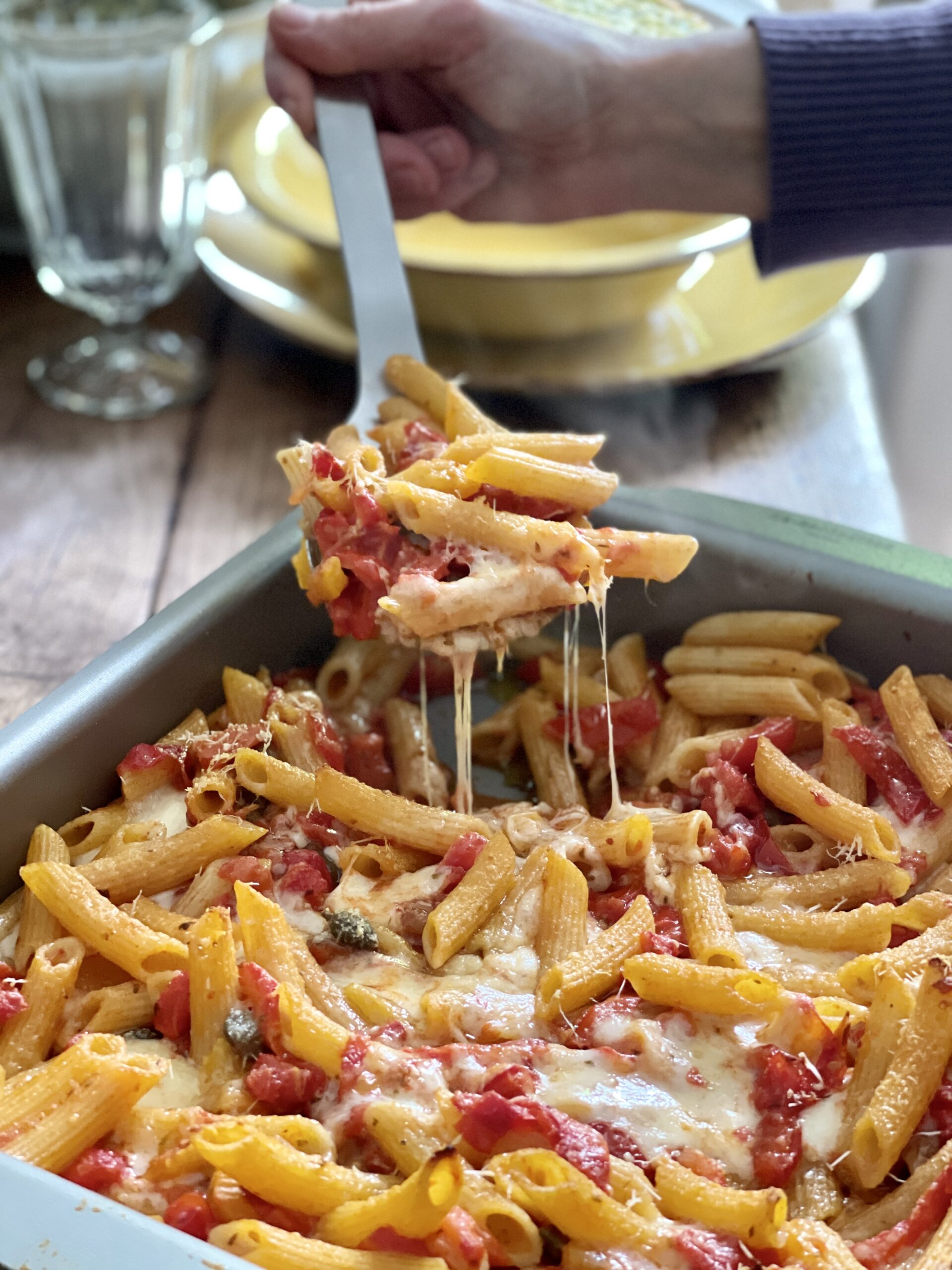 La pasta filante al forno con i peperoni è un primo piatto saporito e ricco