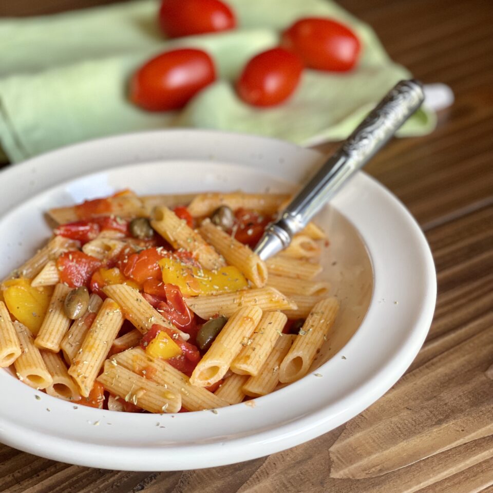 Pasta con peperoni, pomodorini e capperi