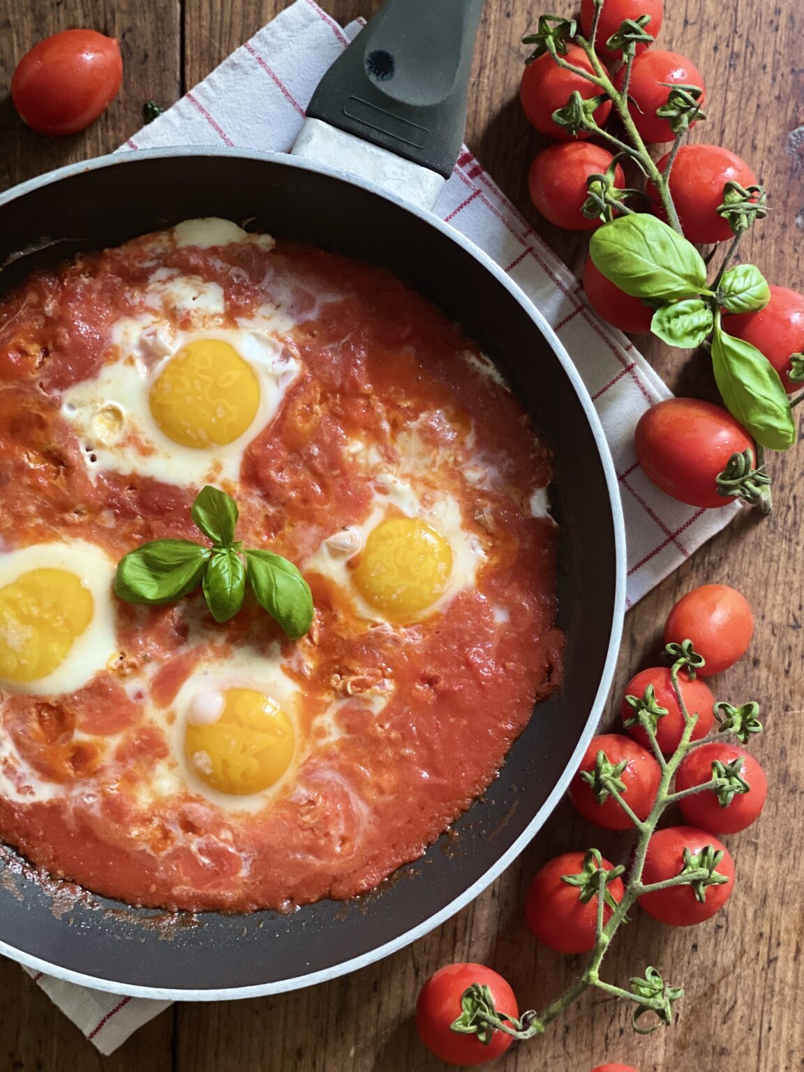 Le Uova Al Pomodoro O In Purgatorio Sono Ricetta Salvacena