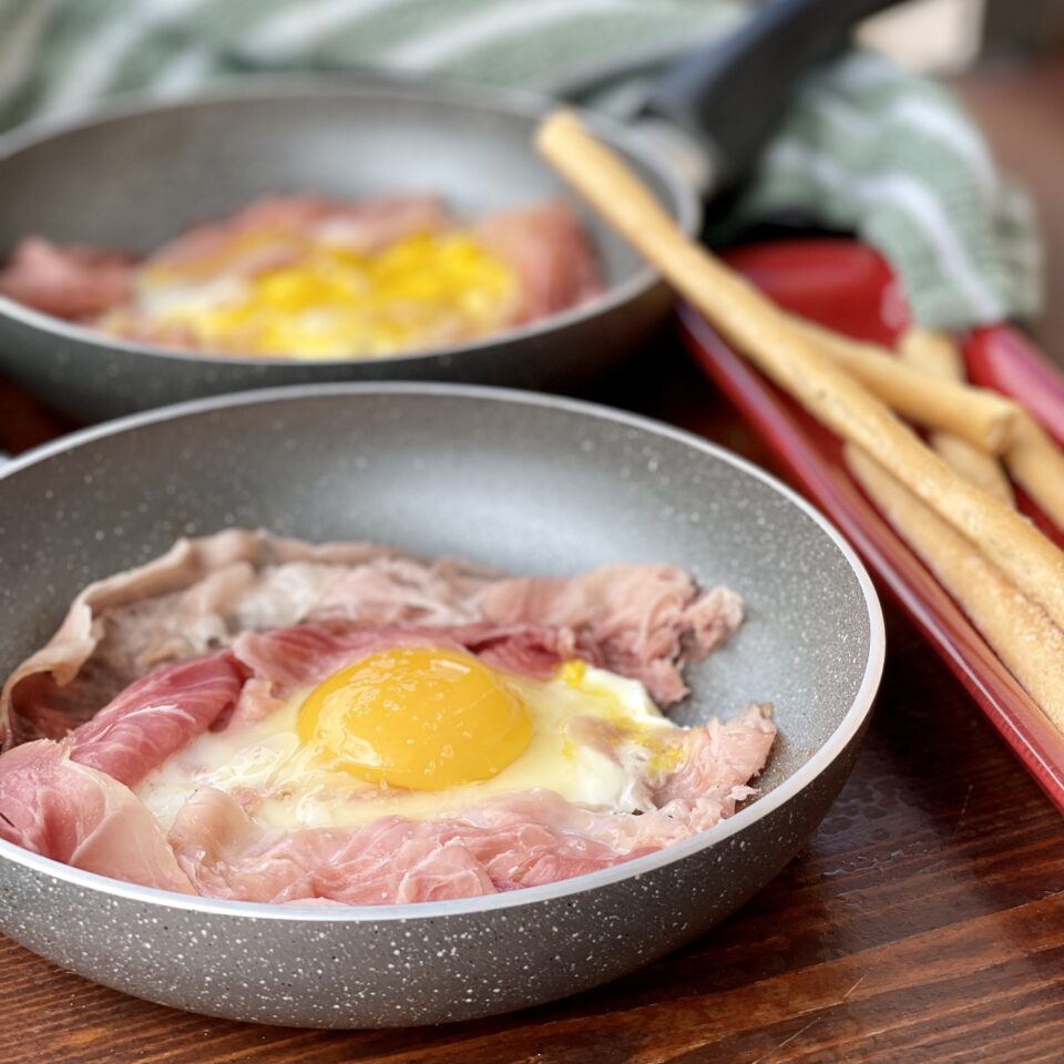 Uova al tegamino con prosciutto