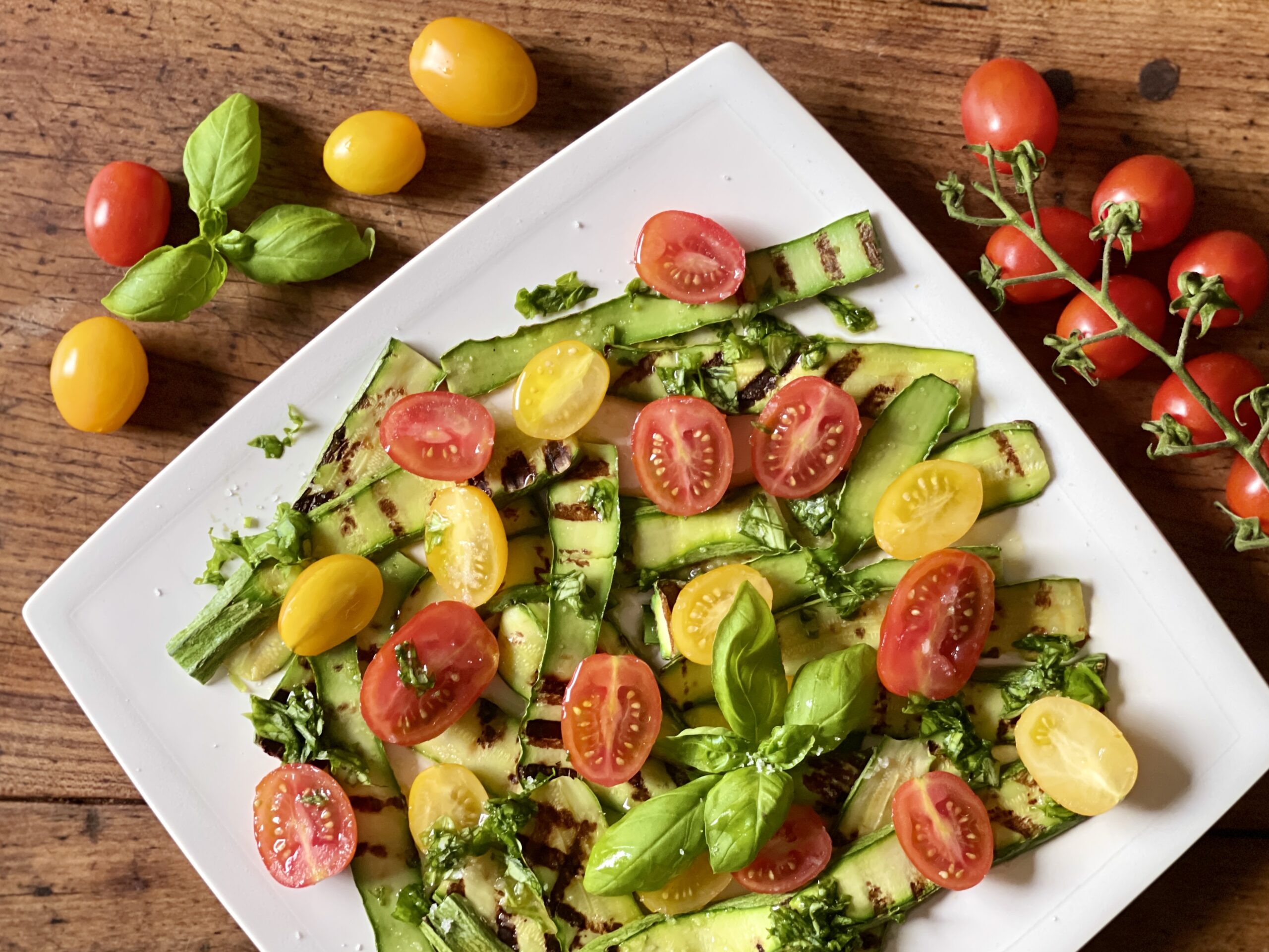 Zucchine grigliate, pomodorini e basilico