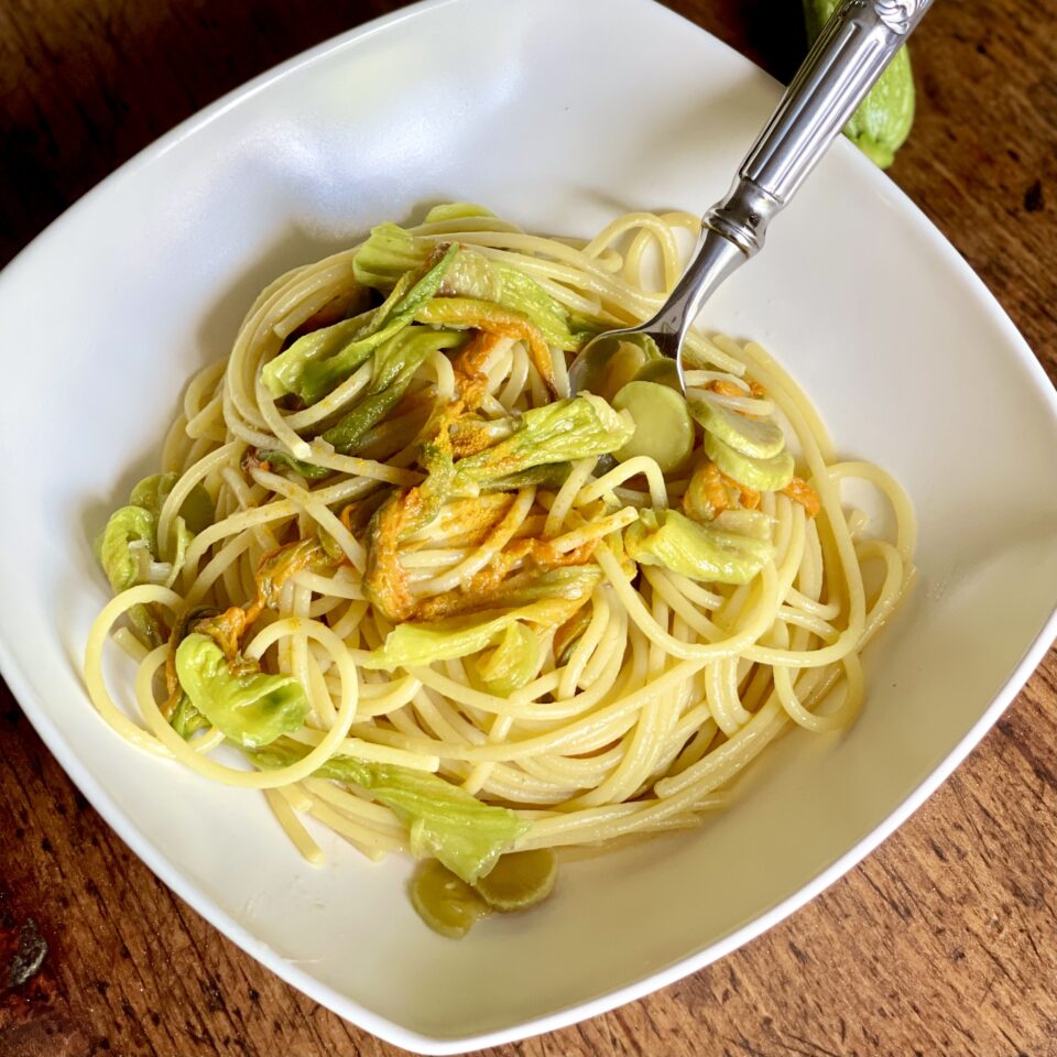 Spaghetti con zucchine, fiori di zucchina e curcuma