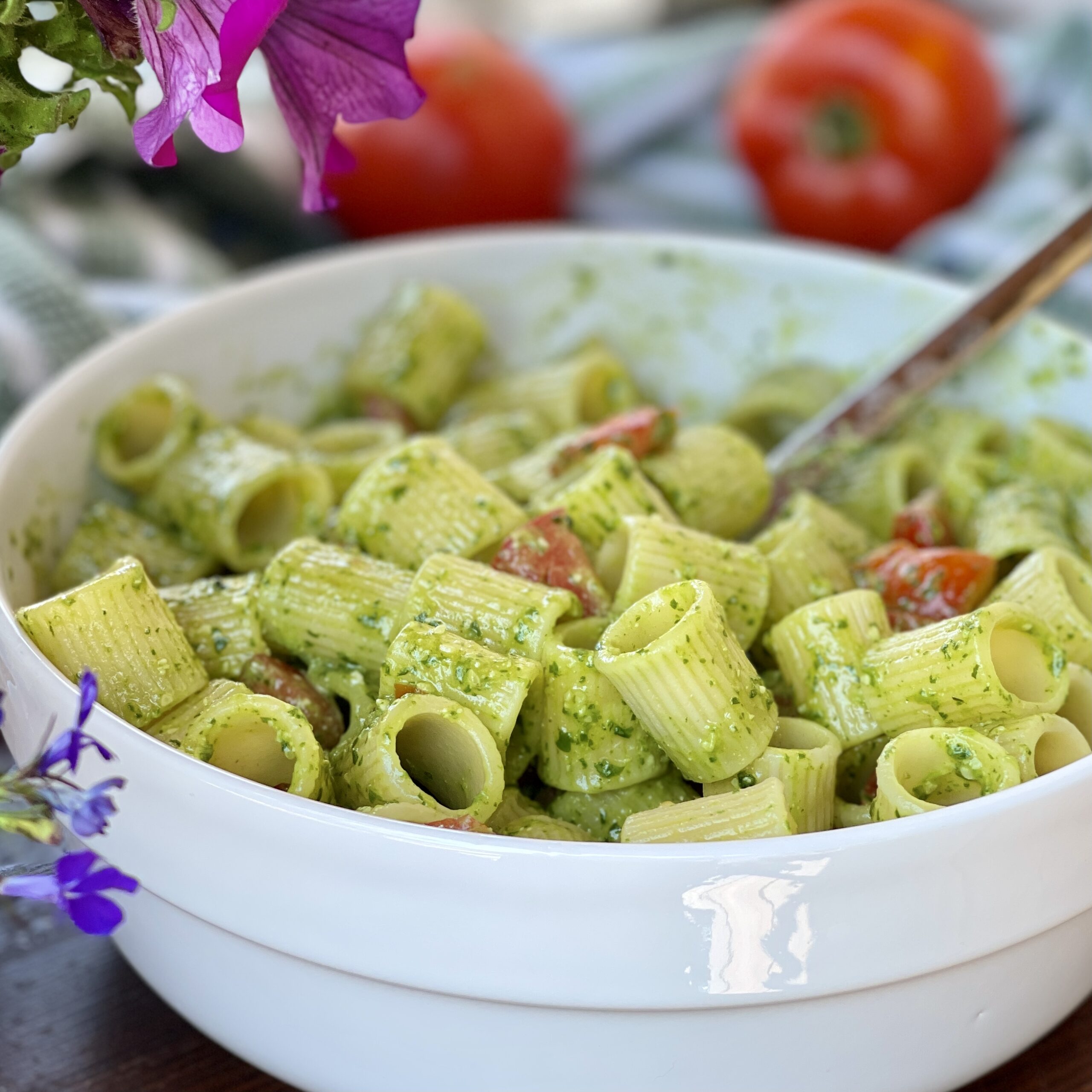 La pasta con pesto di rucola e pomodori è un primo ideale per l'estate