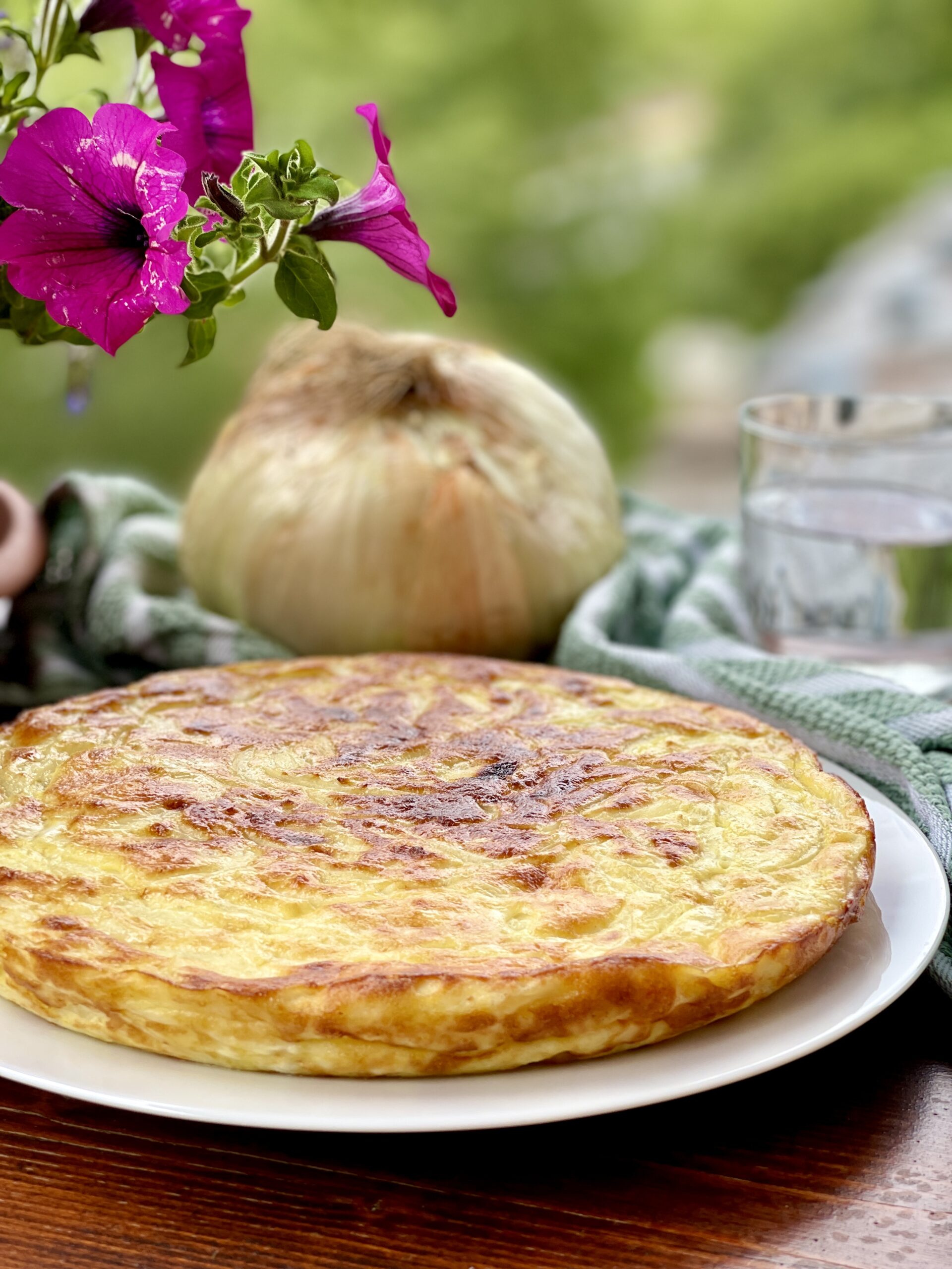 La frittata di cipolle è un piatto rustico, cotto in forno.