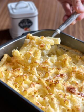 Pasta al forno bianca con provola e besciamella
