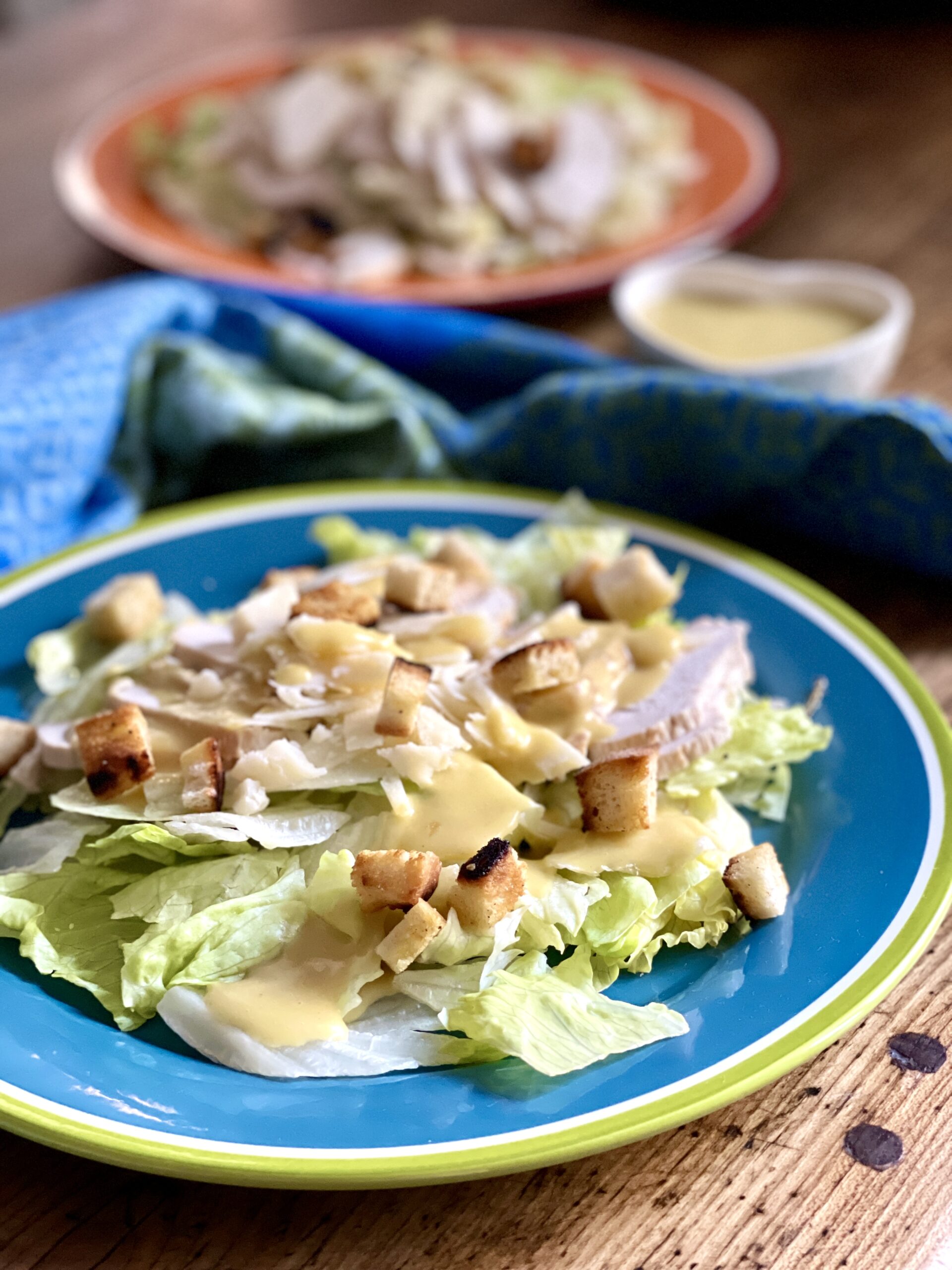 La caesar salad con il pollo è una classica insalatona, buonissima