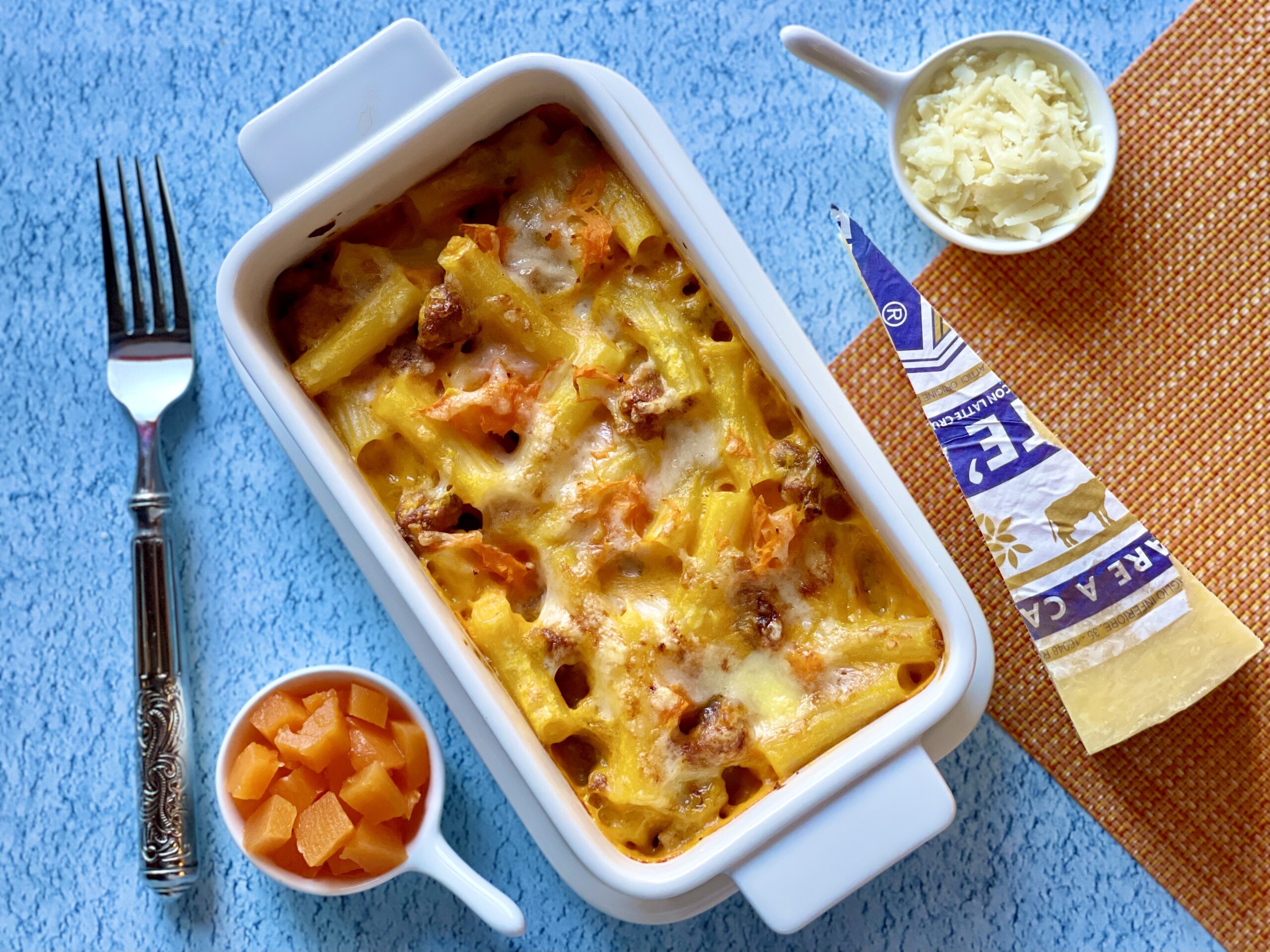 La pasta al forno con zucca salsiccia e San Stè® è un primo cremoso