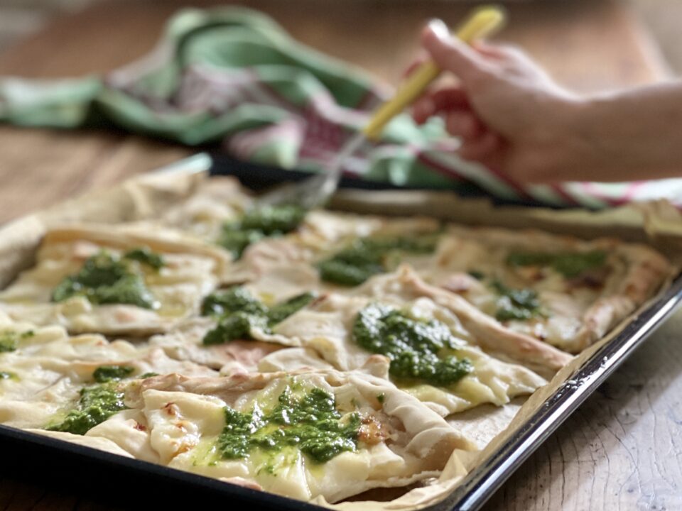 Focaccia al formaggio con il pesto