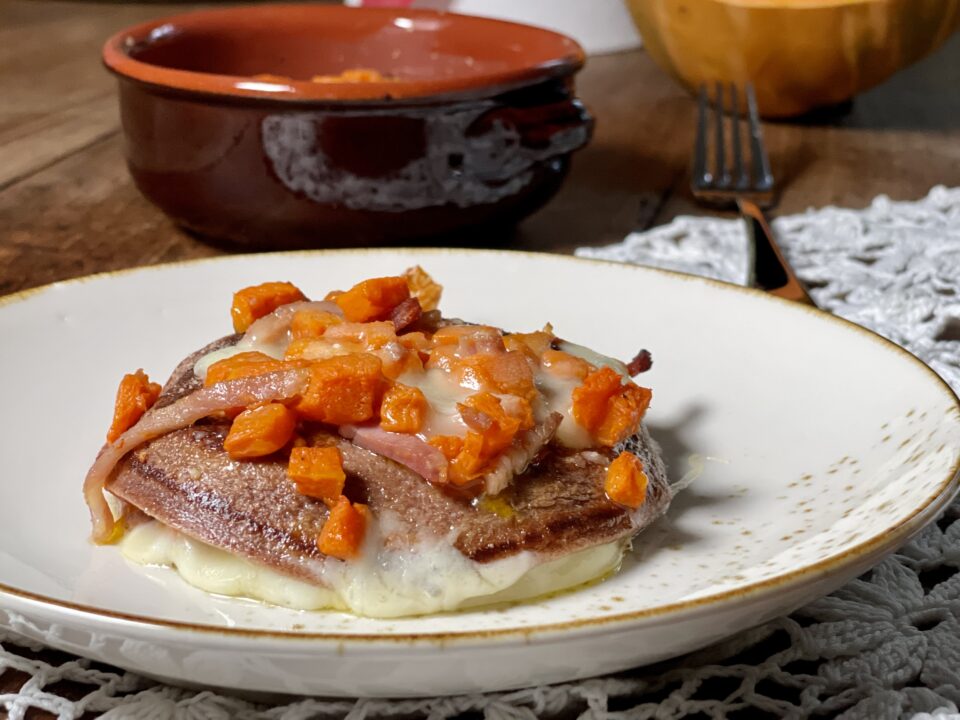 Crespelline di riso con zucca, speck e fontina