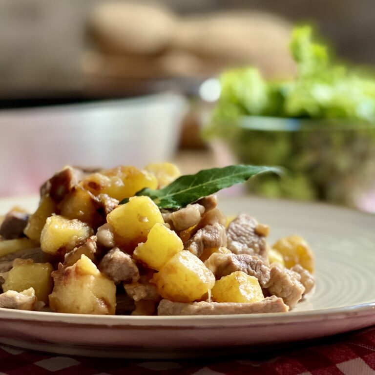 Straccetti di maiale e patate in padella