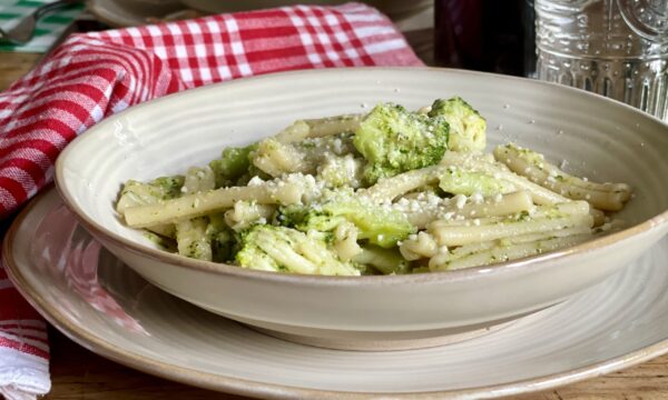 Pasta con broccoli, acciughe e peperoncino