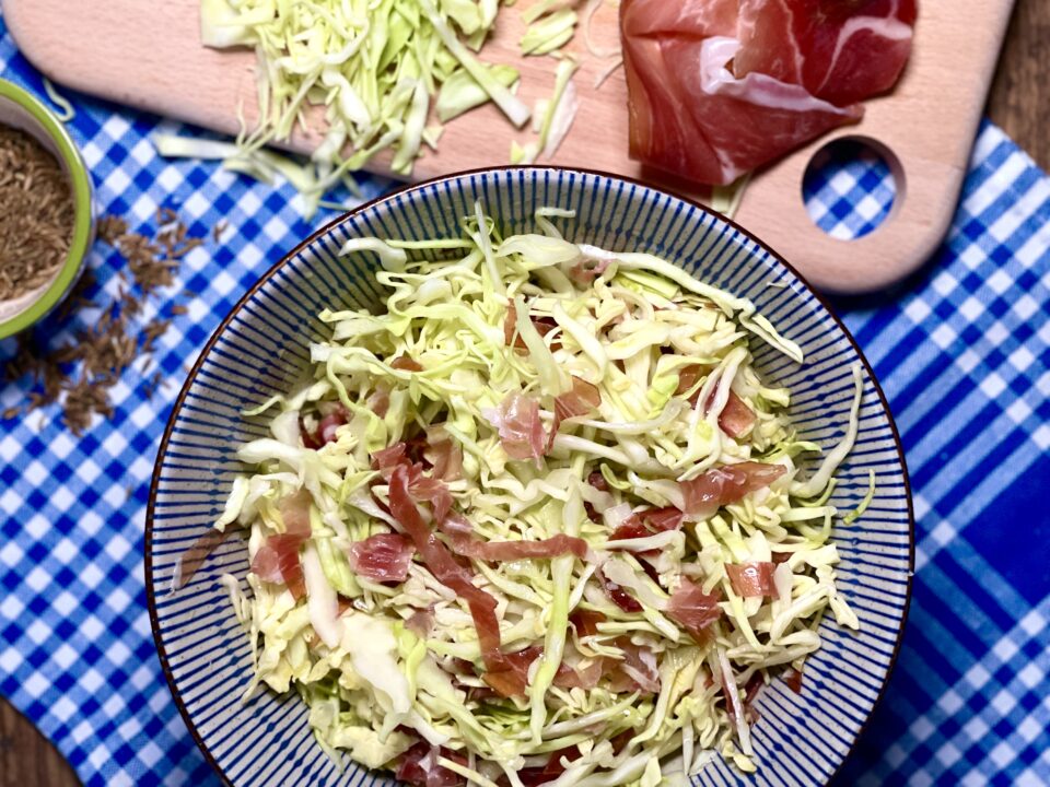 Insalata di cavolo cappuccio tirolese con cumino e speck