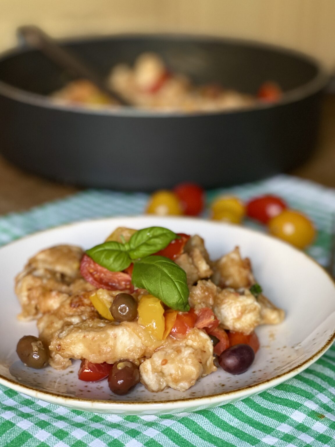 Bocconcini di pollo con pomodorini e olive taggiasche: ricetta facile