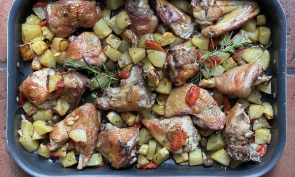 Pollo al forno con patate e pomodorini