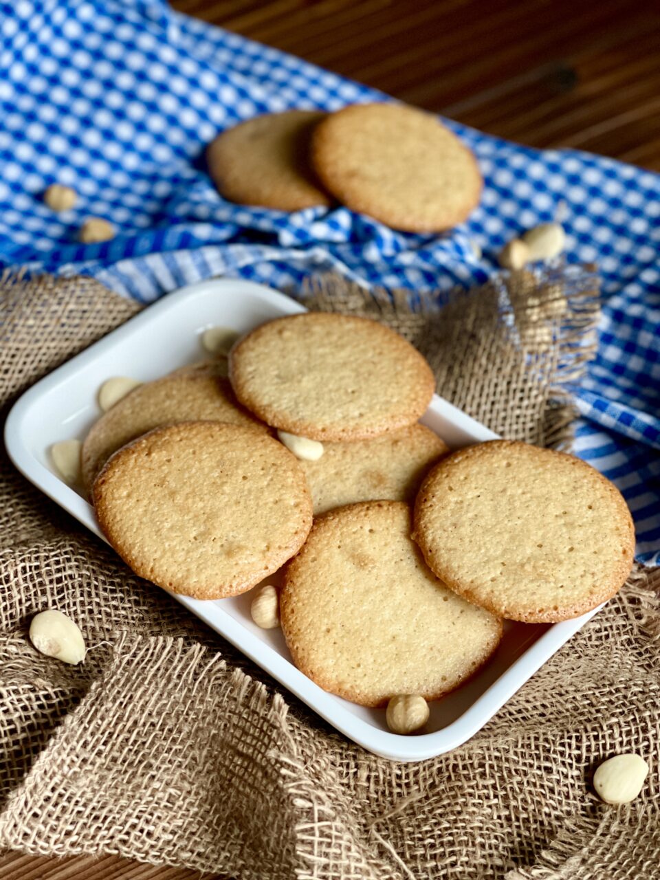 Tegole valdostane con nocciole e mandorle