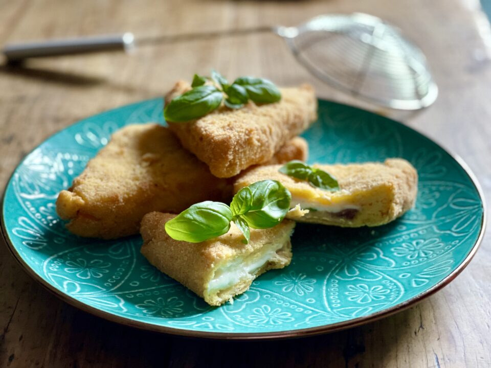 Mozzarella in carrozza con acciuga e basilico