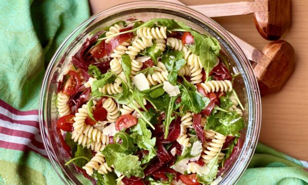 Pasta fredda con bresaola, pomodorini, rucola e parmigiano